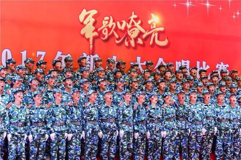 一个天天不开心的女孩为了了一个人()一笑？